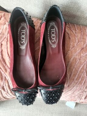 TOD'S Burgundy Suede and Black Leather Cap-Toe Flats